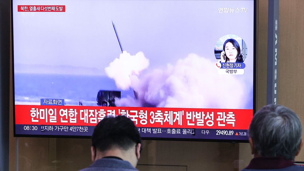 Personas ven la transmisión del lanzamiento de un misil balístico de Corea del Norte en Seúl, Corea del Sur.
EPA
