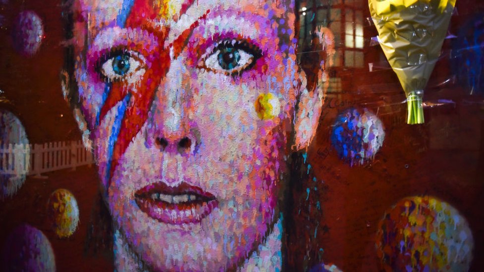 Mucha gente sigue pensando que David Bowie tenía los ojos de distinto color, pero en realidad padecía anisocoria. (GETTY IMAGES)