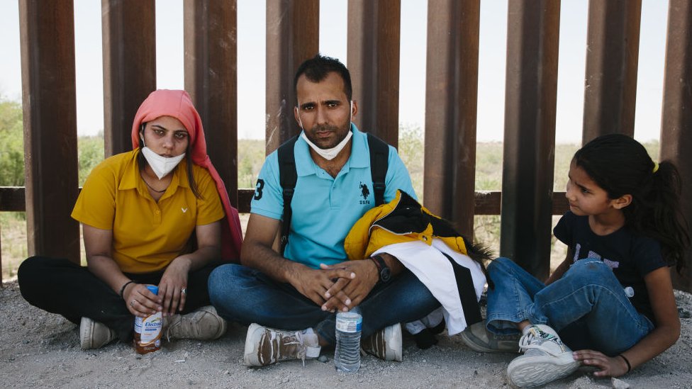 Una familia india aspira a solicitar asilo político en EE.UU. tras cruzar desde México al estado de Arizona.  Getty Images