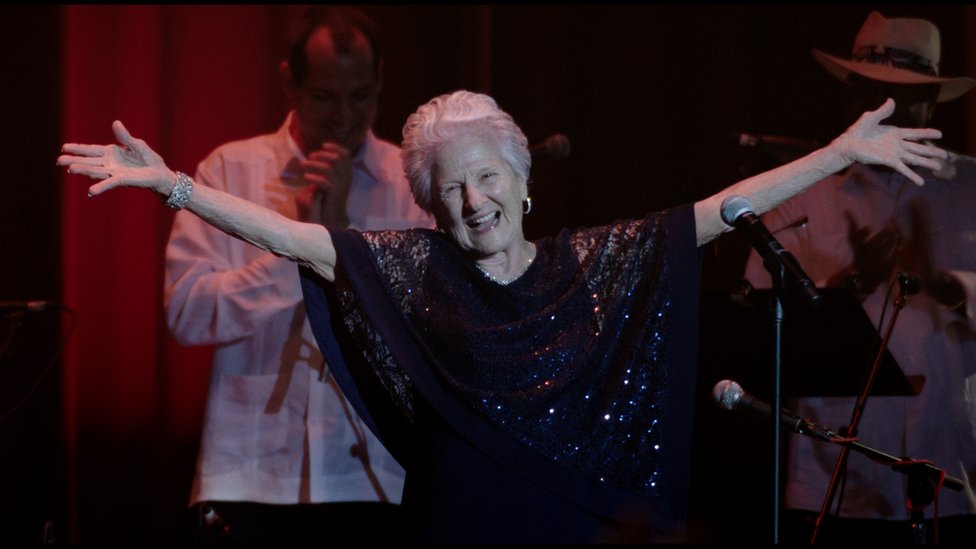 Quién es Ángela Álvarez, la abuela cubana de 95 años nominada al Grammy latino como mejor nueva artista