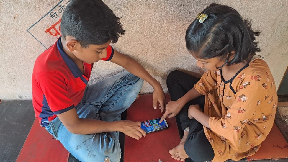 La aldea en India que se desconecta de internet todos los días para que la gente hable