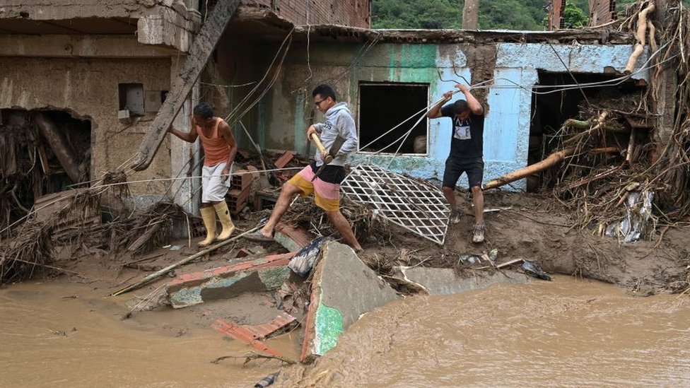 Vecinos buscan a sobrevivientes tras las fuertes lluvias en Las Tejerias, Venezuela.