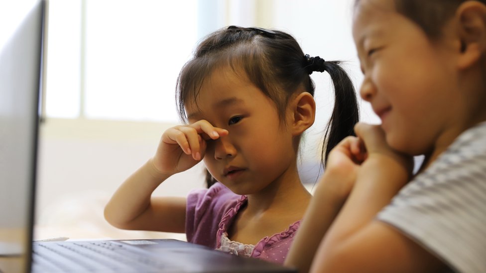 Por qué está aumentando la miopía en los niños (y cómo se puede controlar esta tendencia global)