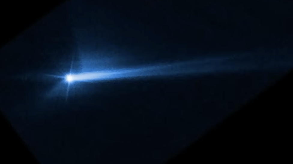 El telescopio espacial Hubble captó un rastro de escombros del asteroide después del impacto. (NASA/ESA/STSCI/HUBBLE)