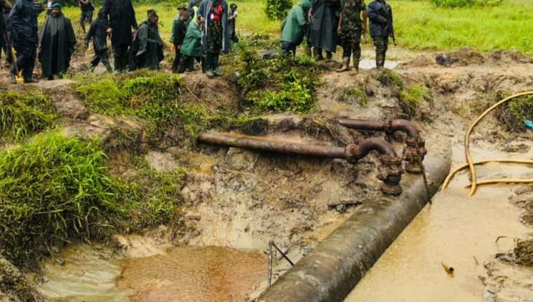 Los funcionarios no tuvieron que cavar profundo para descubrir uno de los oleoductos ocultos. Jacob Abai