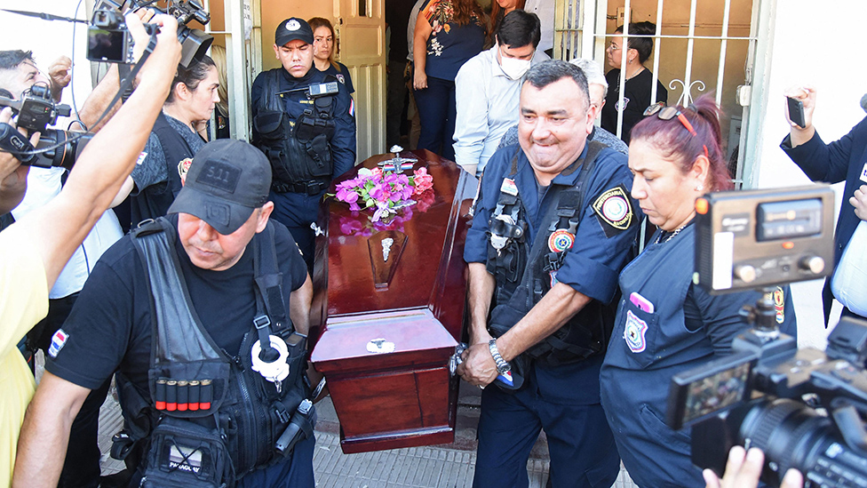 Policías trasladaron los restos del abatido líder del EPP Osvaldo Villalba hasta la cárcel del Buen Pastor, para que su hermana, Carmen, pudiera despedirse del él.