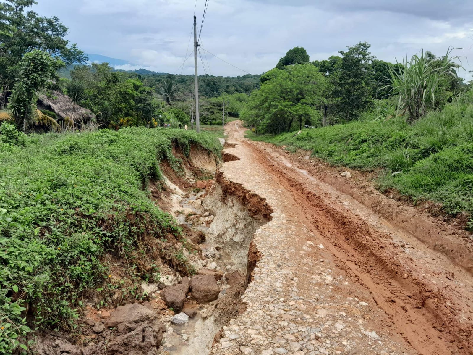 Este es el estado en que se encuentra una carretera en Ixcán, Quiché, que le sirve a unas seis mil personas de cinco comunidades. Exigen reparar la carretera. Foto cortesía.