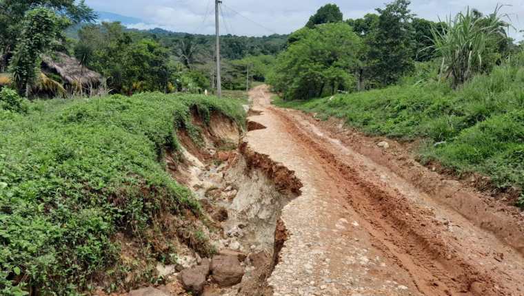 Este es el estado en que se encuentra una carretera en Ixcán, Quiché, que le sirve a unas seis mil personas de cinco comunidades. Exigen reparar la carretera. Foto cortesía.