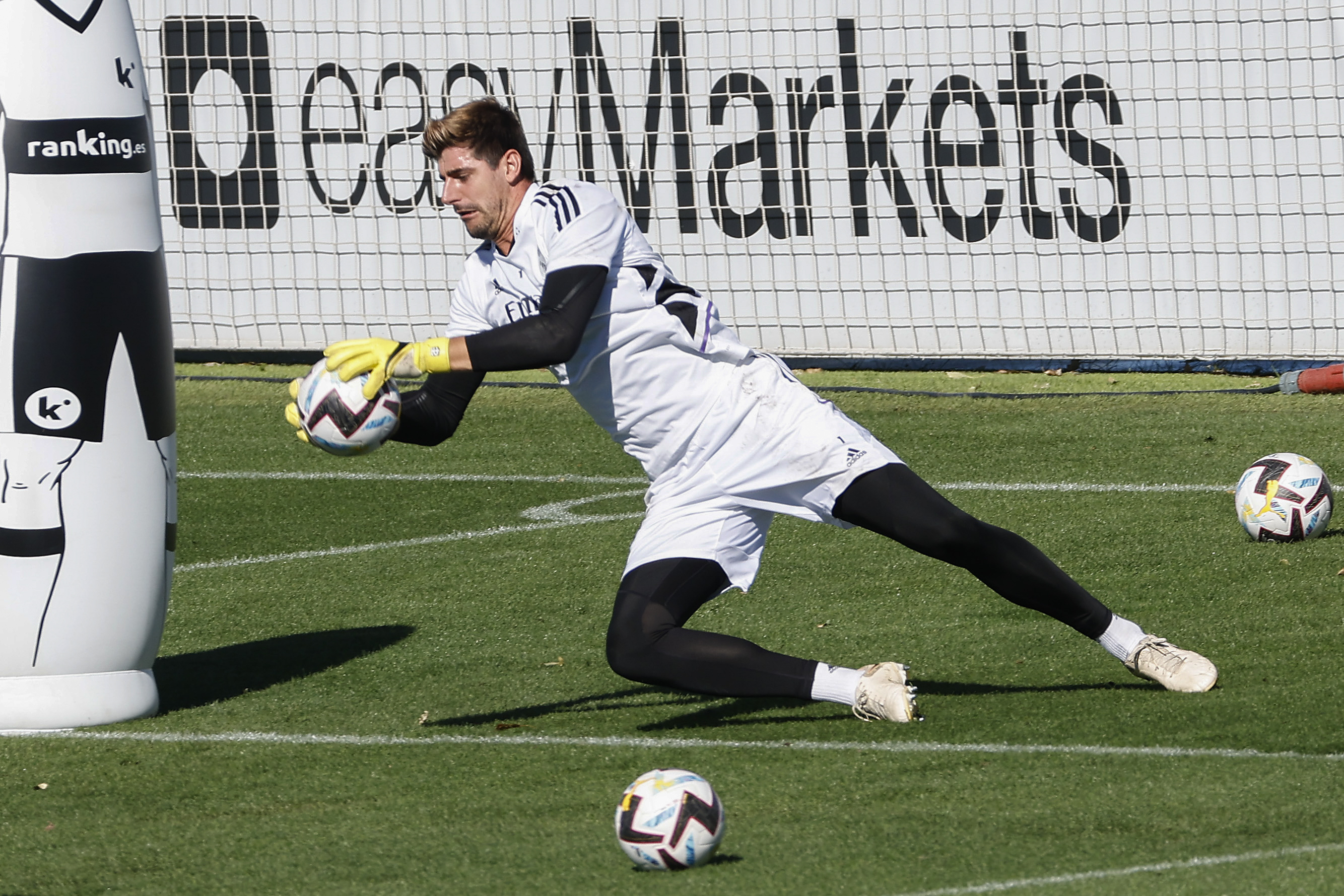Courtois no estará en el campo de juego este domingo para el duelo frente al Osasuna a las 13 horas de Guatemala. (Foto Prensa Libre: EFE)