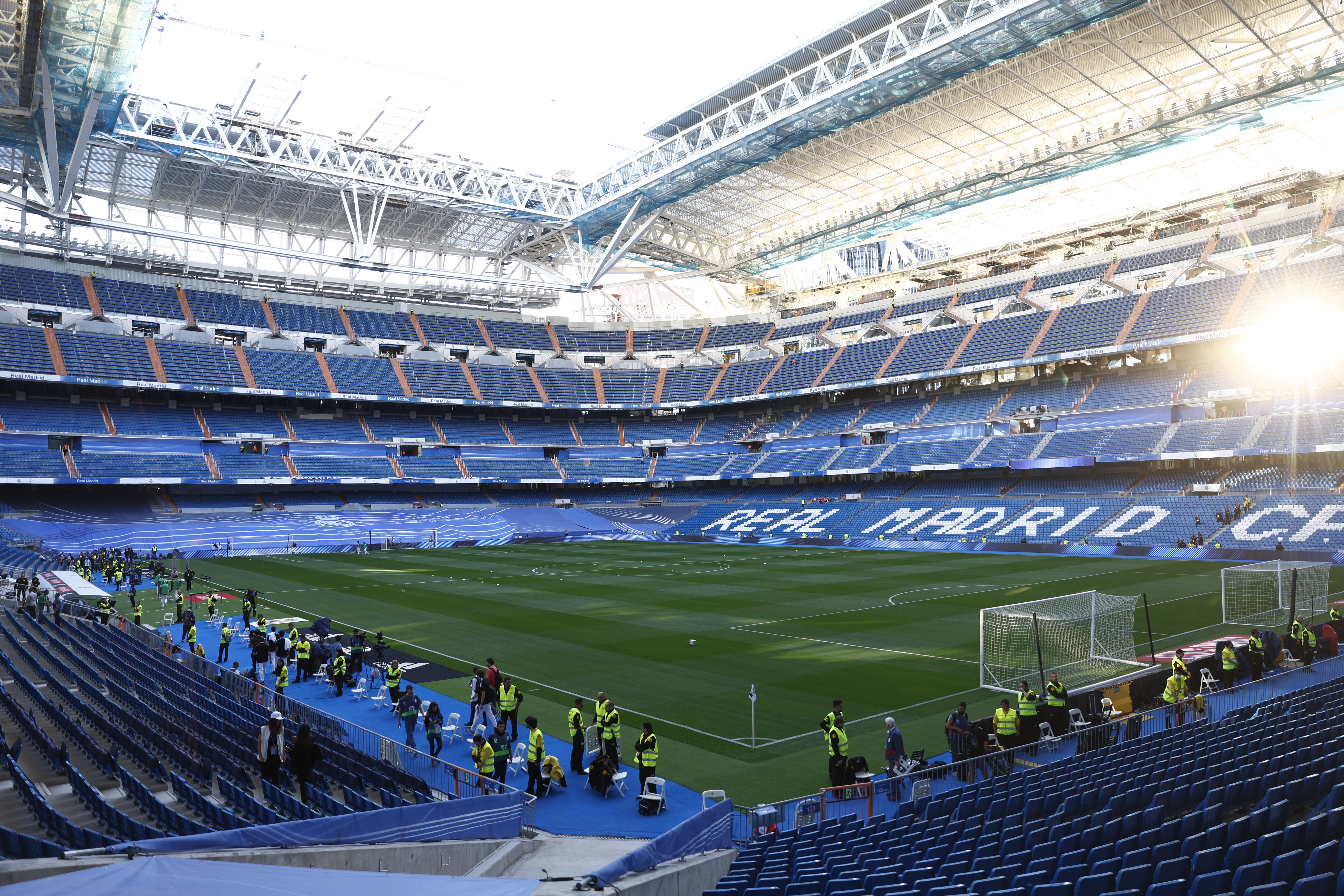 Vista desde dentro del césped del estadio Santiago Bernabéu.