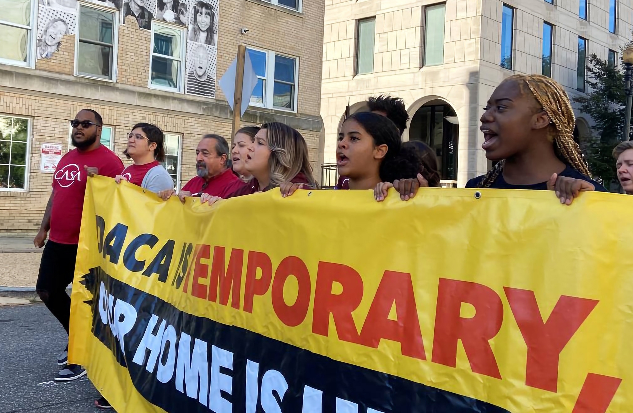 Personas se manifiestan durante una protesta contra el fallo sobre el DACA en Washington (EEUU) el pasado 6 de octubre. (Foto Prensa Libre: EFE)