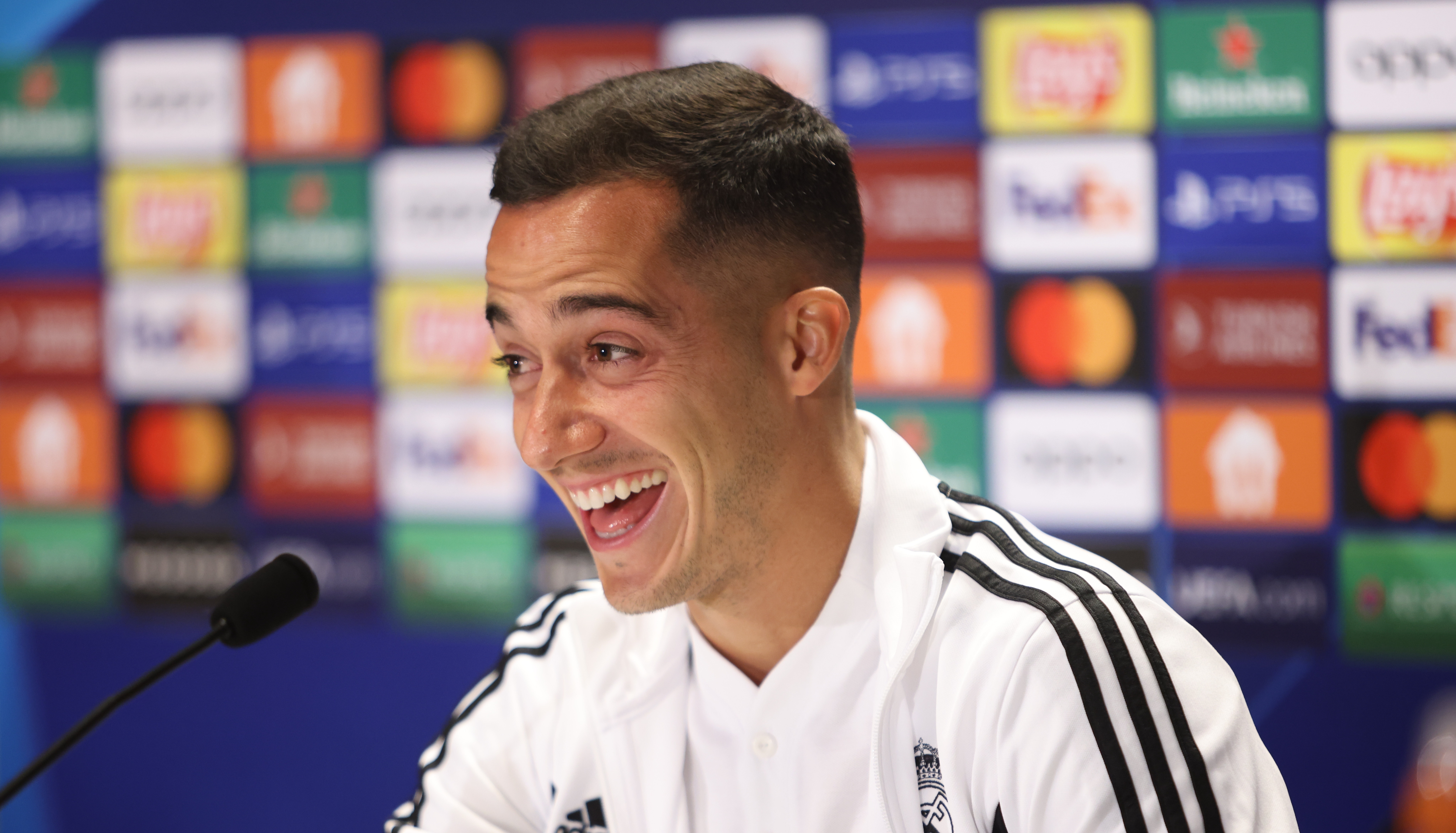 Lucas Vázquez no pudo contener las risas ante el peculiar momento sucedido en rueda de prensa este lunes. (Foto Prensa Libre: EFE)
