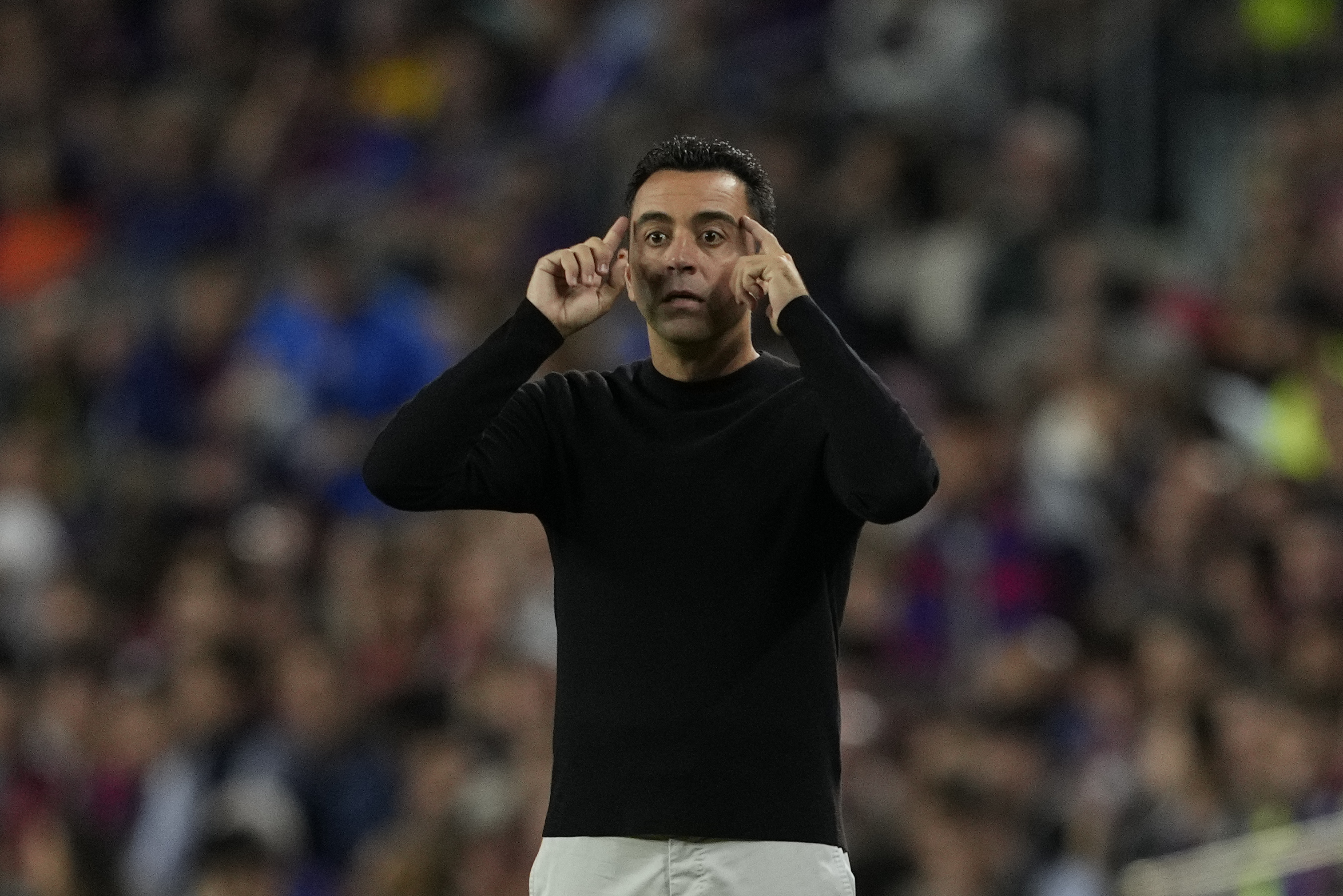 El entrenador del FC Barcelona, Xavi Hernández, durante el partido del grupo C de la Liga de Campeones ante el Inter. (Foto Prensa Libre: EFE)