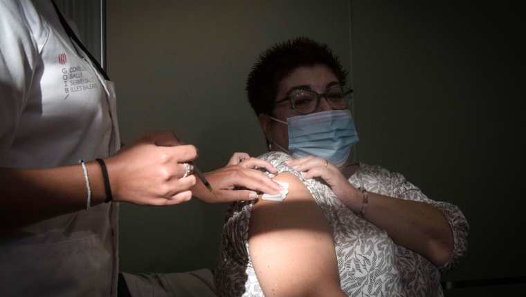 La OMS indica que es necesario vacunarse contra la influenza todos los años. (Foto Prensa Libre: EFE/ David Arquimbau Sintes)