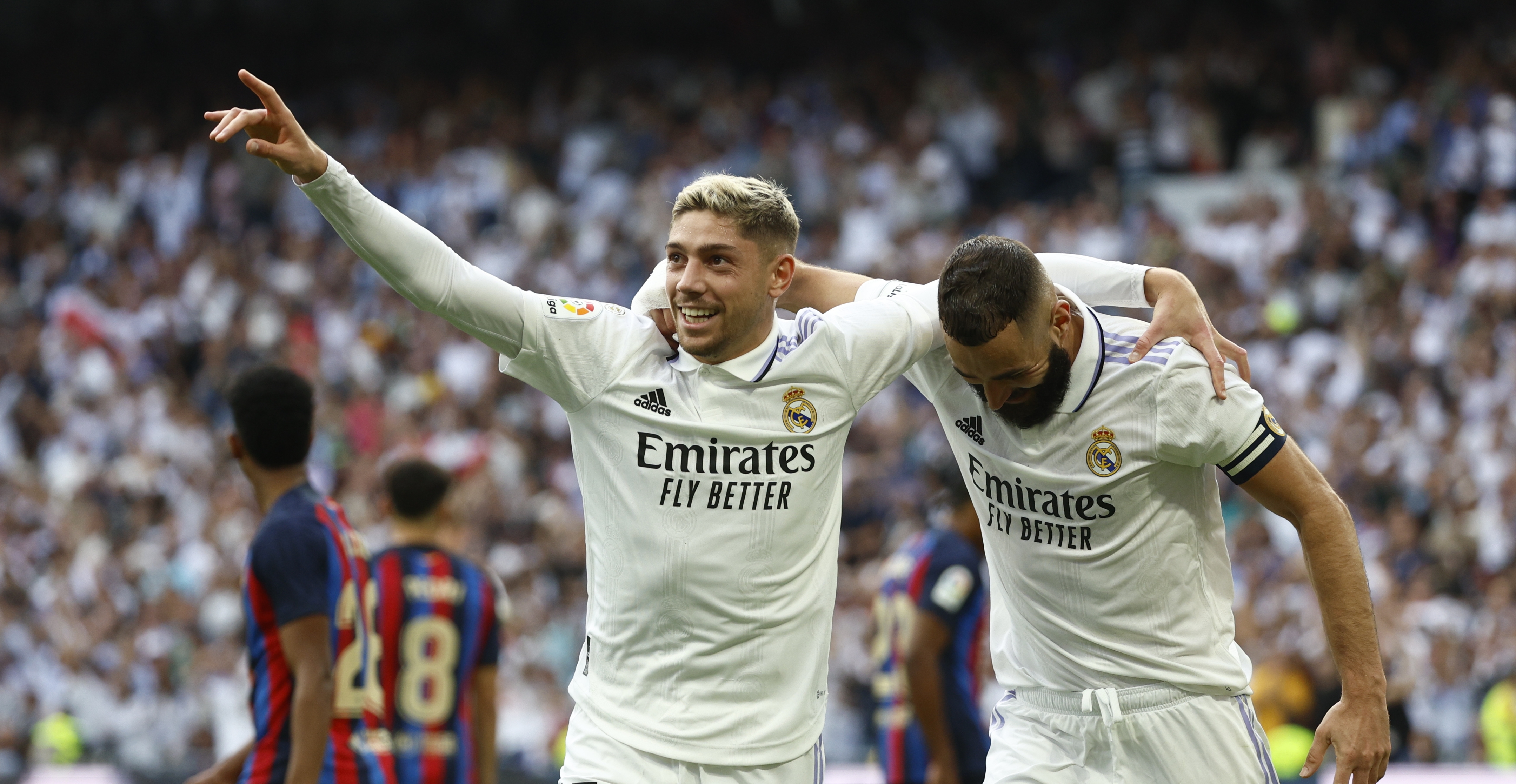Valverde y Benzema noquearon al Barcelona este domingo en el Santiago Bernabéu. (Foto Prensa Libre: EFE)