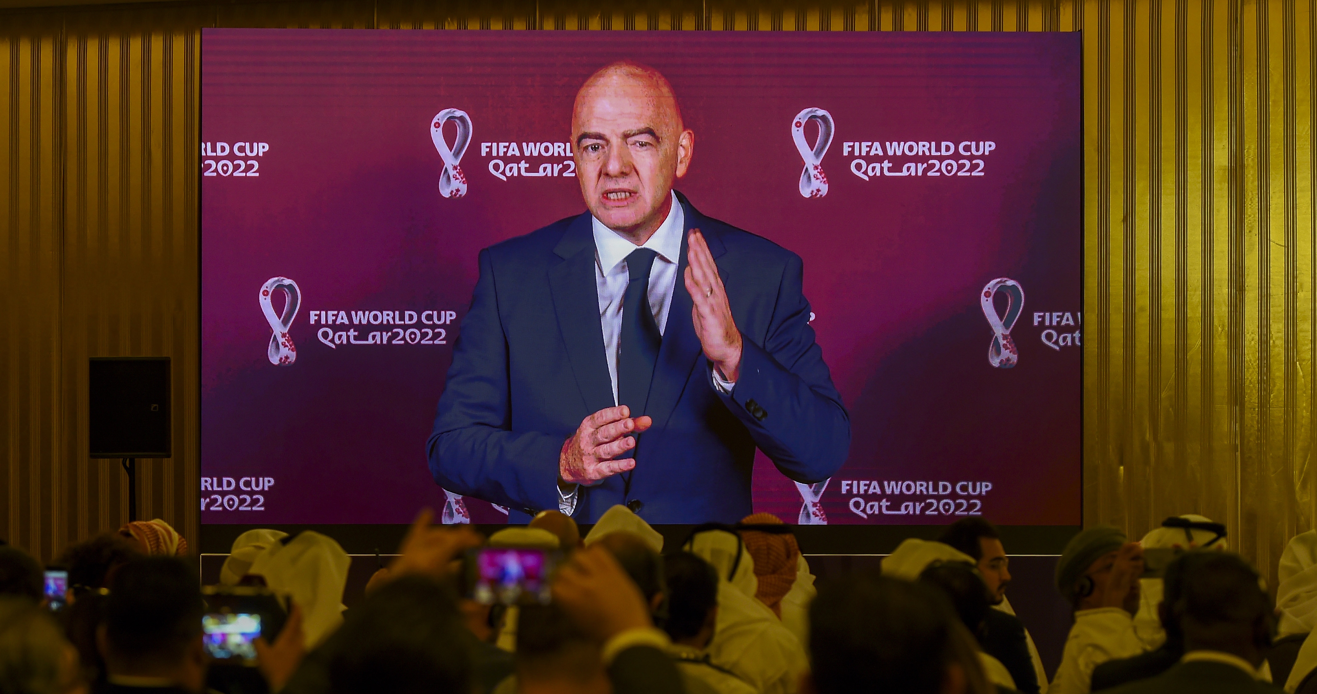 El presidente de la Fifa, Gianni Infantino, interviene por videoconferencia en la rueda de prensa a un mes del Mundial de Qatar 2022 de la FIFA, este lunes en Doha. (Foto Prensa Libre: EFE)