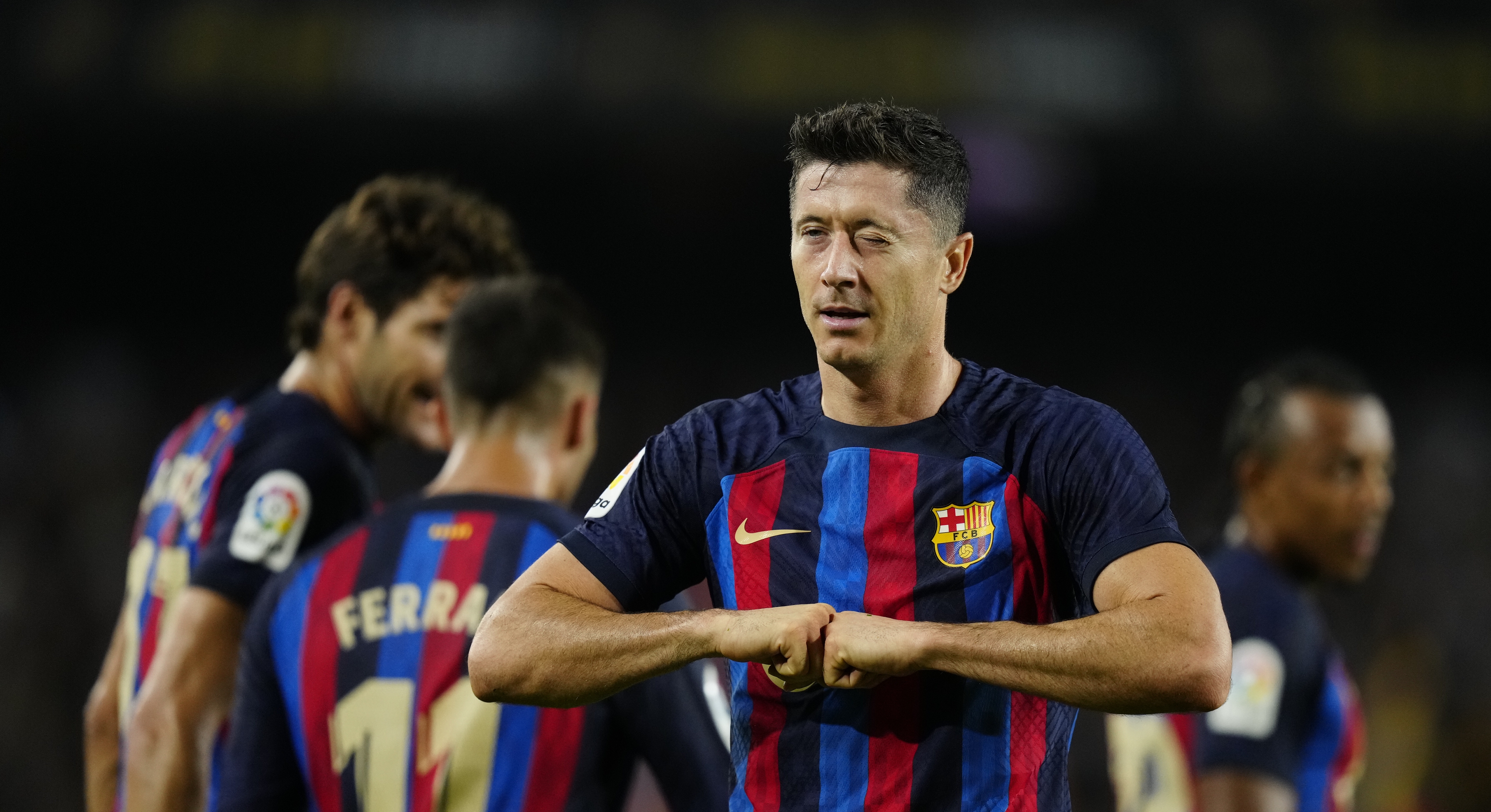 El Barcelona no quiere dejar ir al Real Madrid y golea al Villarreal con doblete de Lewandowski