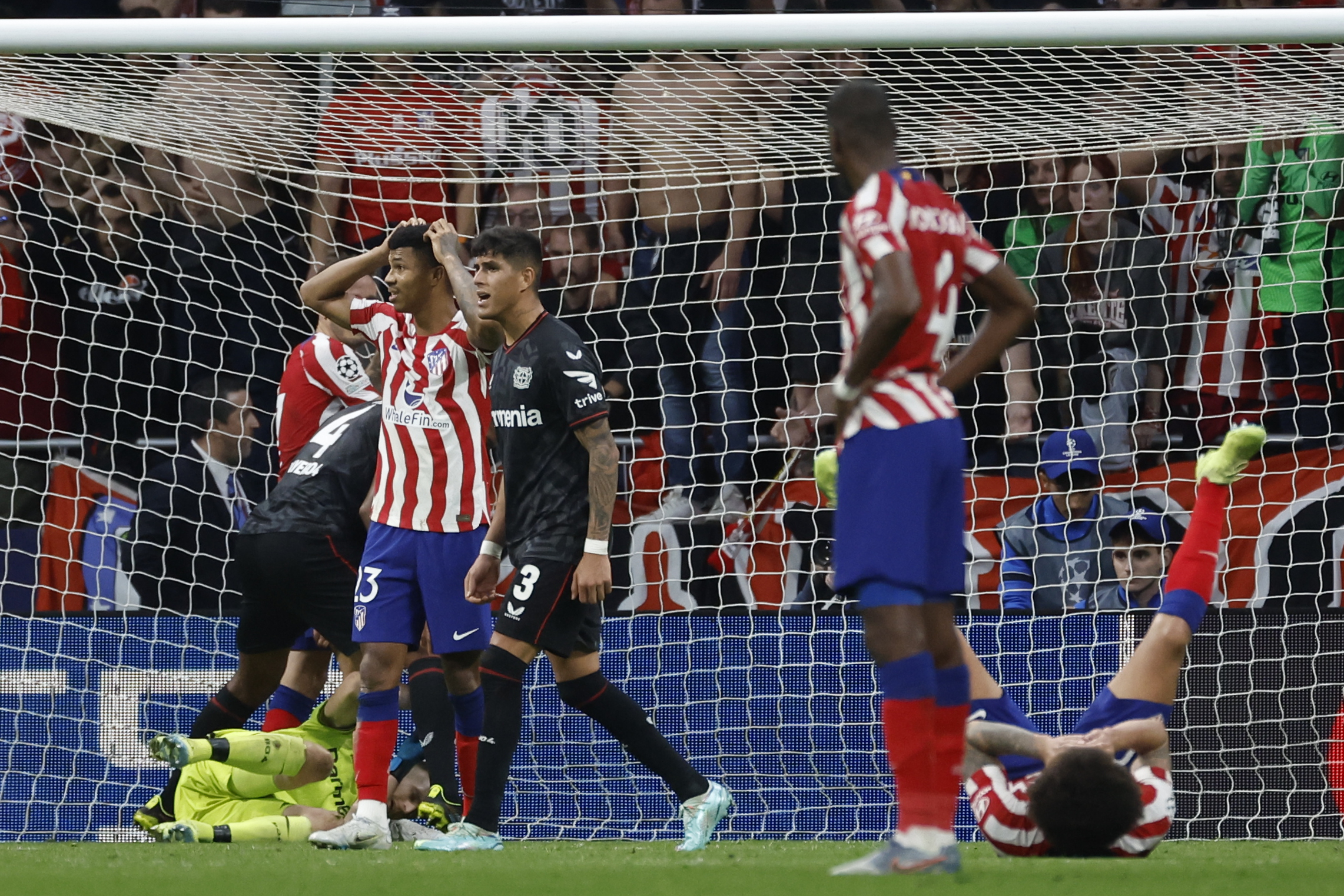 Los jugadores del Atlético de Madrid se lamentan del penalti fallado en la última jugada del encuentro. (Foto Prensa Libre: EFE)