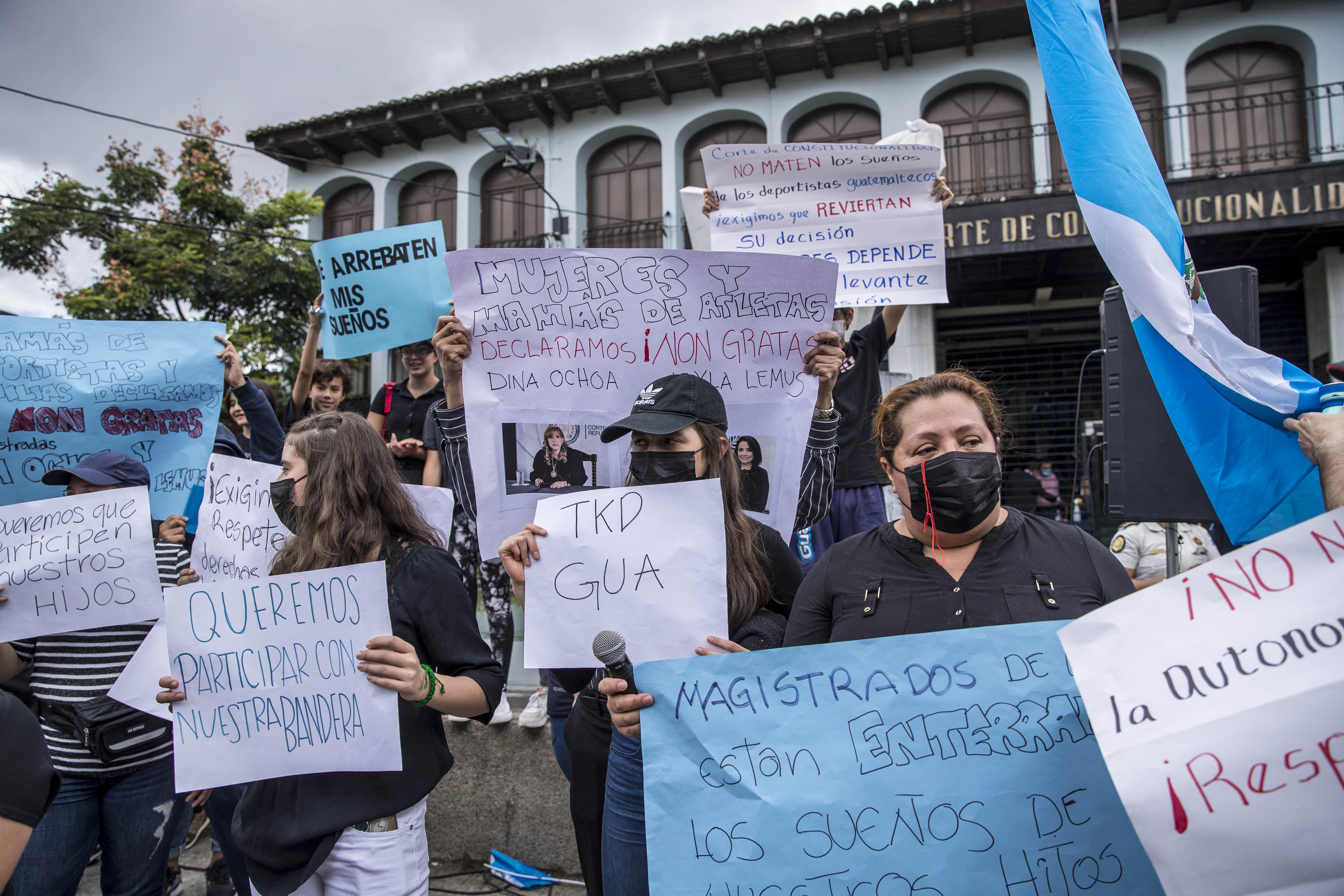 Madres de atletas guatemaltecos y jóvenes en formación atlética han protestado frente a la sede de la Corte de Constitucionalidad, en Ciudad de Guatemala debido a las decisiones que han tomado y que marginan a Guatemala del ciclo olímpico mundial. (Foto Prensa Libre: EFE/Esteban Biba)