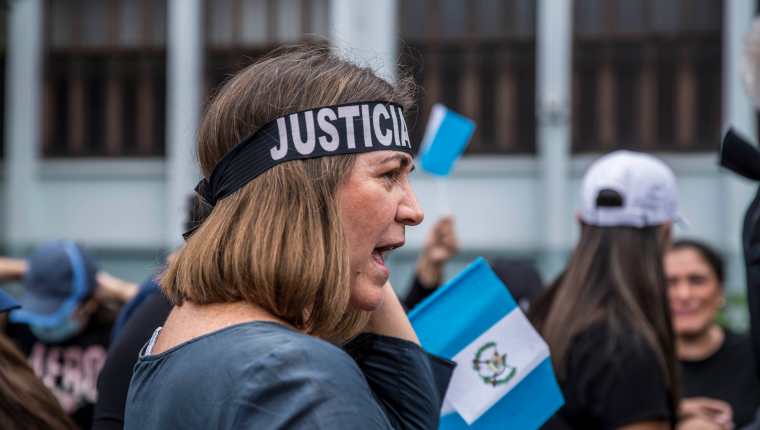 Madres de atletas guatemaltecos y jóvenes en formación atlética han protestado frente a la sede de la Corte de Constitucionalidad por la decisión de suspender estatutos del Comité Olímpico Guatemalteco (Foto Prensa Libre: EFE)