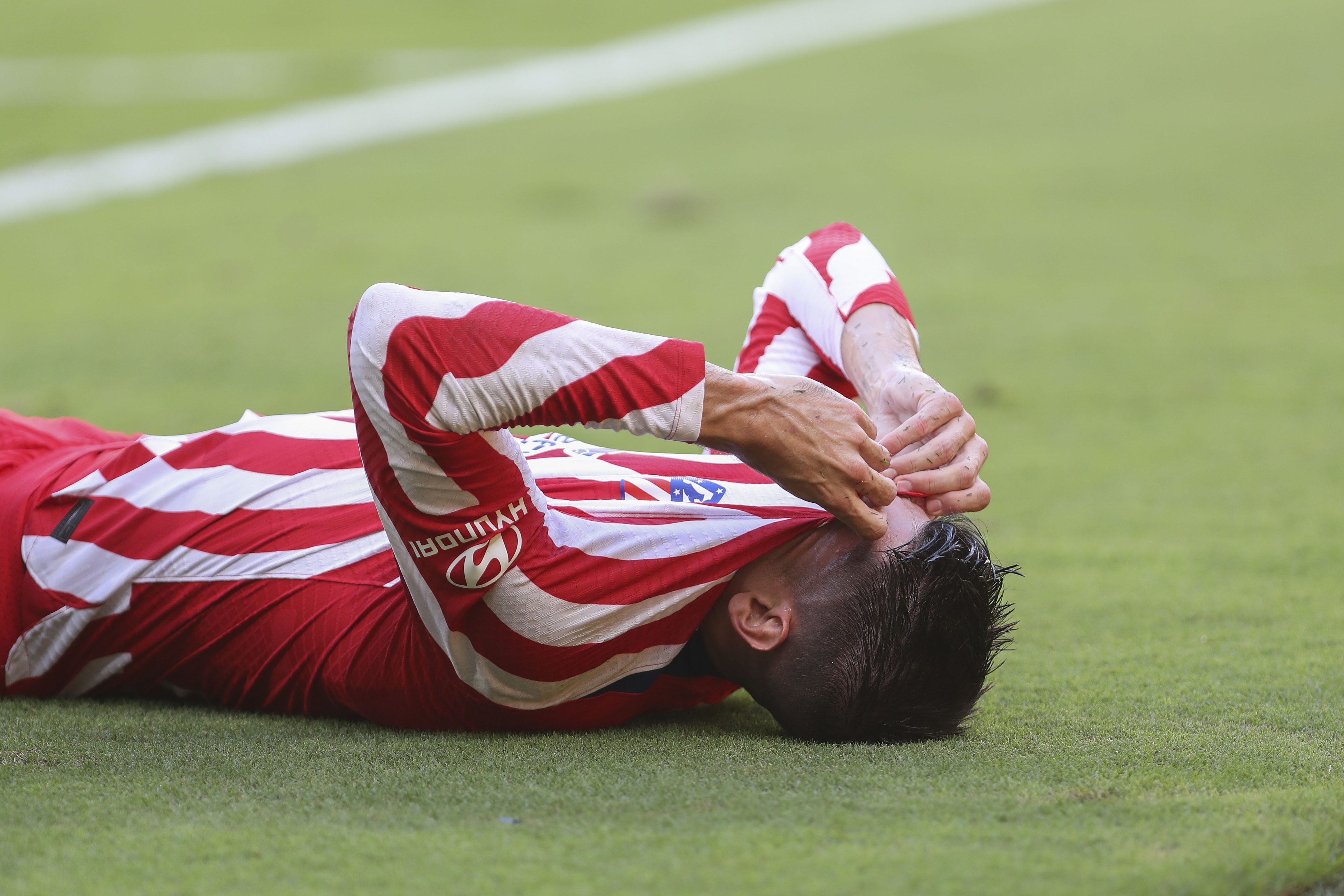 Morata no pudo contener su preocupación y tristeza luego de sufrir una lesión que siembra muchas dudas sobre su convocatoria con España para el Mundial. (Foto Prensa Libre: EFE)