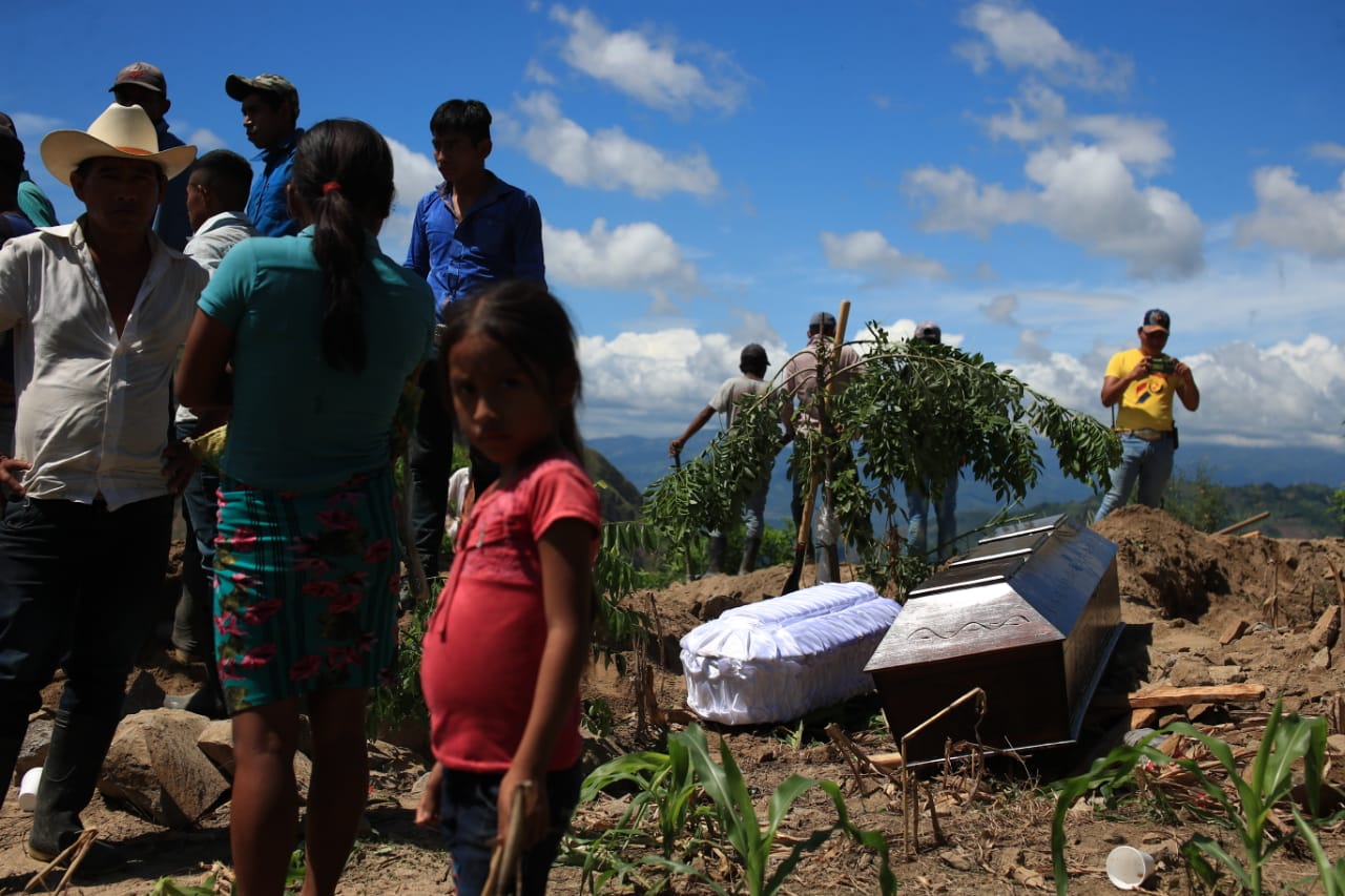 Pobladores de Conacaste, Jocotán, Chiquimula, dieron el último adiós a 17 de las 18 víctimas del accidente de un picop en Jocotán, Chiquimula. (Foto Prensa Libre: Carlos Hernandez Ovalle)