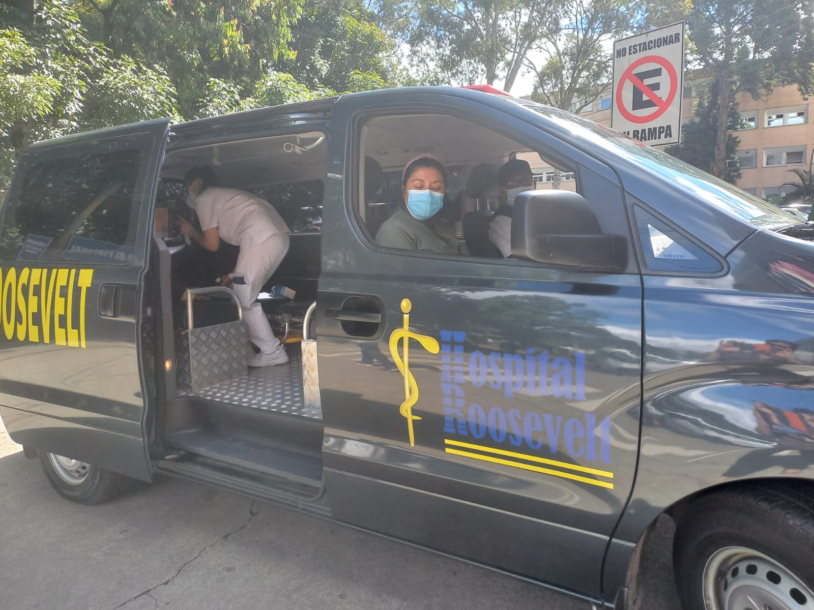 De acuerdo con el Hospital Roosevelt, el niño y su madre fueron llevados a su residencia en Jutiapa en una ambulancia de dicho nosocomio. (Foto Prensa Libre: Cortesía Hospital Roosevelt)  