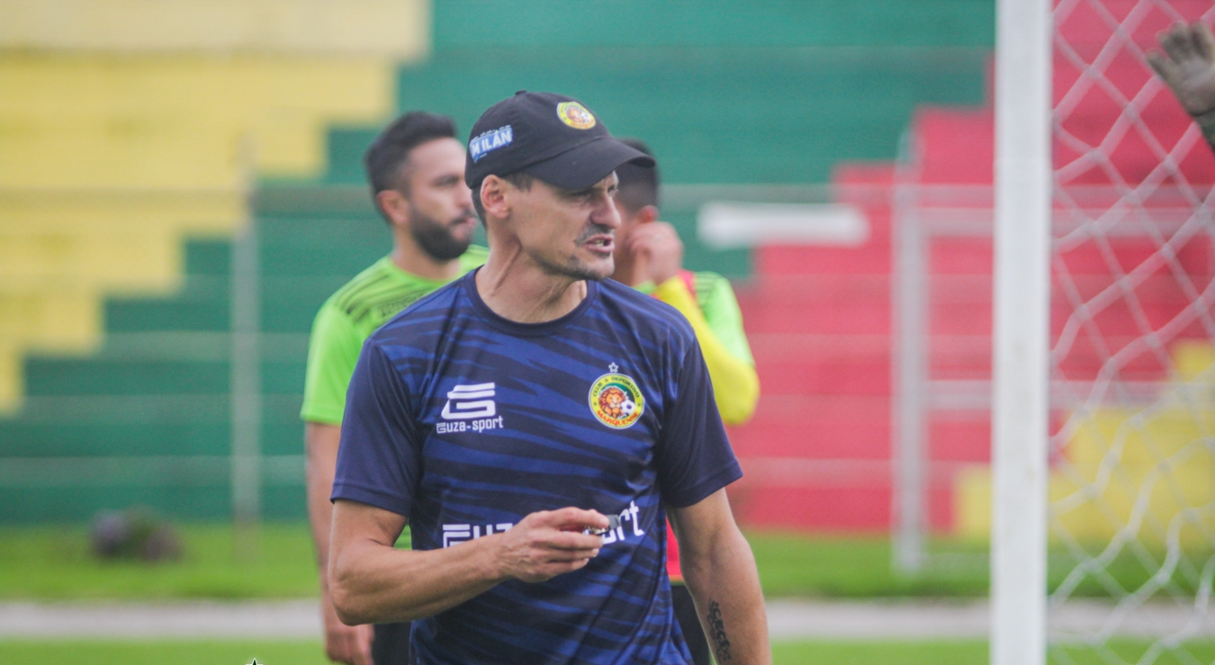 Técnico de Marquense es suspendido y multado por insultos racistas hacia un jugador de la Nueva Concepción