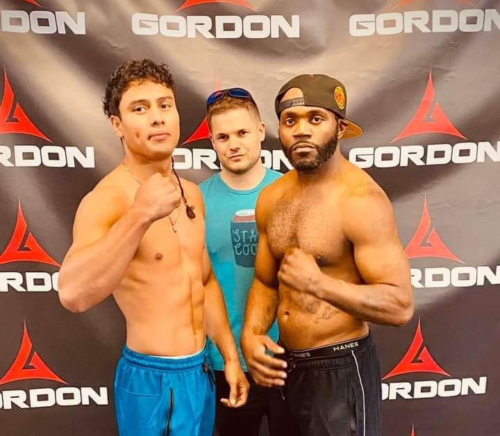 ¡Sigue sin caer! Léster Martínez se impone a Jeremie Parks por nocaut técnico y alarga su invicto profesional a 13 peleas
