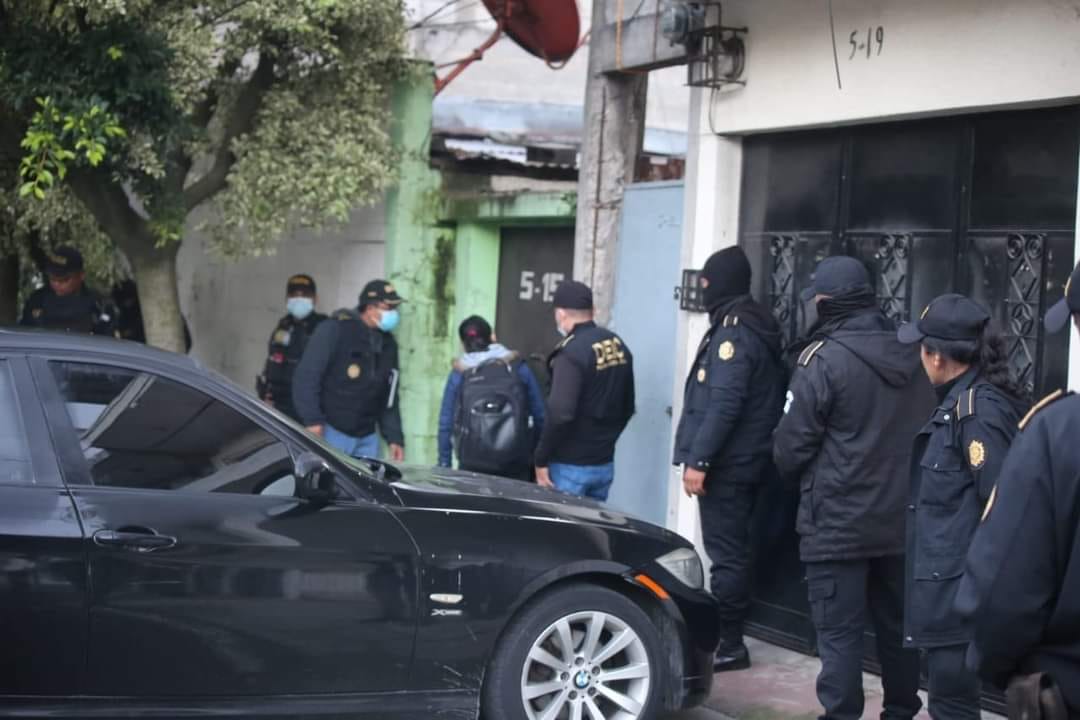 Las fuerzas de seguridad llevaron a cabo más de 50 allanamientos en diversos departamentos del país para desarticular a bandas criminales dedicadas al tráfico ilegal y trata de personas. Foto PNC.