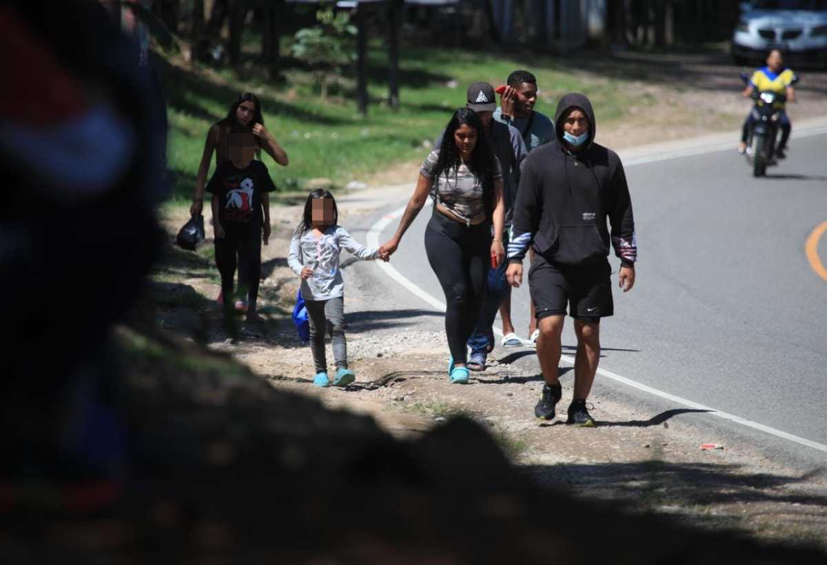 Migrantes venezolanos cruzan Guatemala en su camino hacia EE. UU. (Foto Prensa Libre: Carlos Hernández Ovalle)