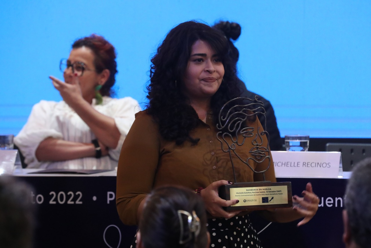 Michelle Recinos, de El Salvador, es la ganadora del Premio Monteforte Toledo. (Foto Prensa Libre: Roberto López)