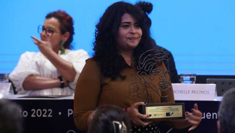 Michelle Recinos, de El Salvador, es la ganadora del Premio Monteforte Toledo. (Foto Prensa Libre: Roberto López)