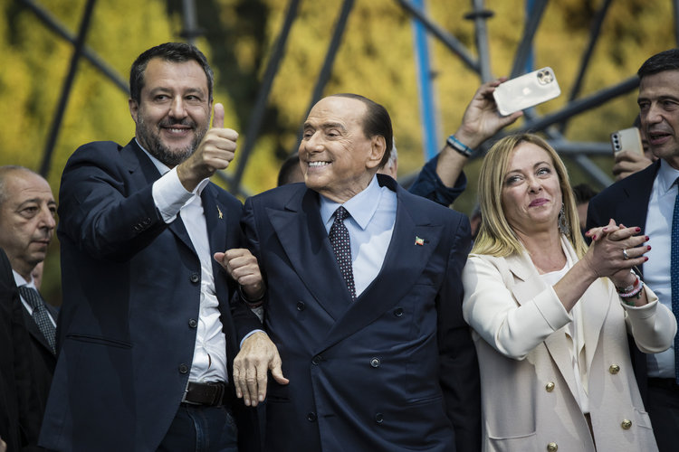 Silvio Berlusconi, flanqueado por sus compañeros de la derecha Matteo Salvini, a la izquierda, y Giorgia Meloni en un mitin preelectoral en Roma, el 22 de septiembre de 2022. (Foto Prensa Libre: Gianni Cipriano/The New York Times)