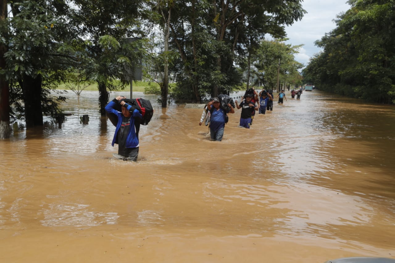 Pobladores de comunidades de Morales, Izabal, deben evacuar sus viviendas ante los efectos de la depresión tropical Julia. (Foto Prensa Libre: María Renée Barrientos)