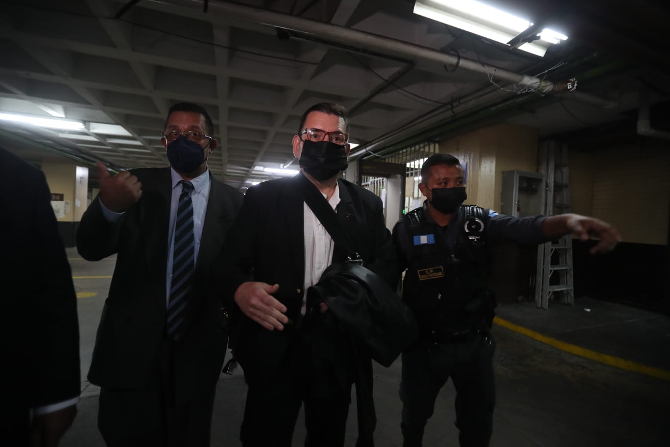 El excandidato a la Presidencia de Guatemala, Manuel Baldizón escuchó los motivos de su detención por los casos Odebrecht y Transurbano. (Foto Prensa Libre: Juan Diego González)