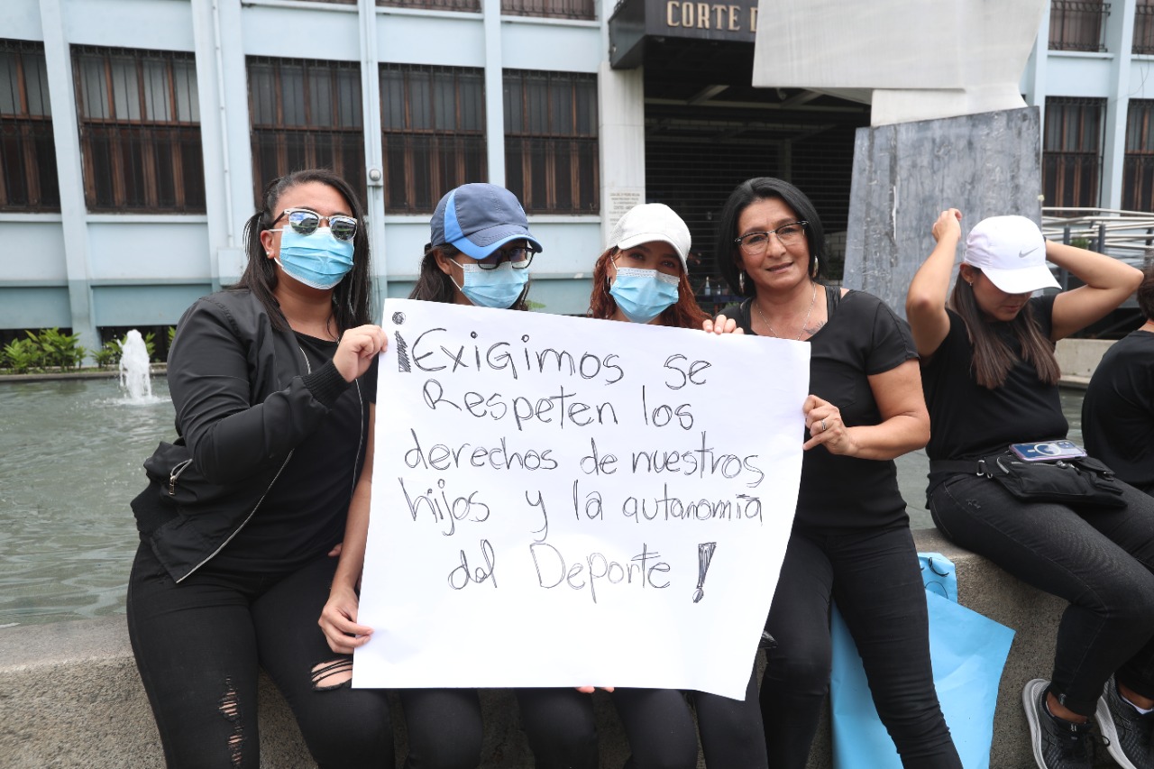 Madres de atletas frente a la Corte de Constitucionalidad. (Foto Prensa Libre: Roberto López)