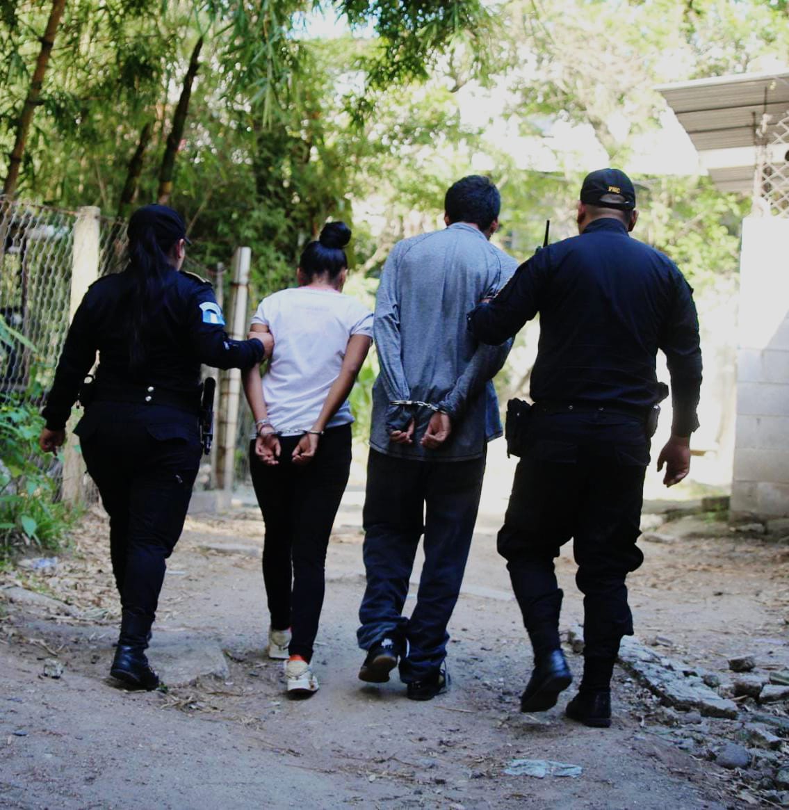 La Policía Nacional Civil detuvo a tres presuntos sicarios de la pandilla del Barrio 18 en la colonia El Mezquital, zona 12 de Villa Nueva, Guatemala. Un adolescente entre los arrestados. Foto PNC.