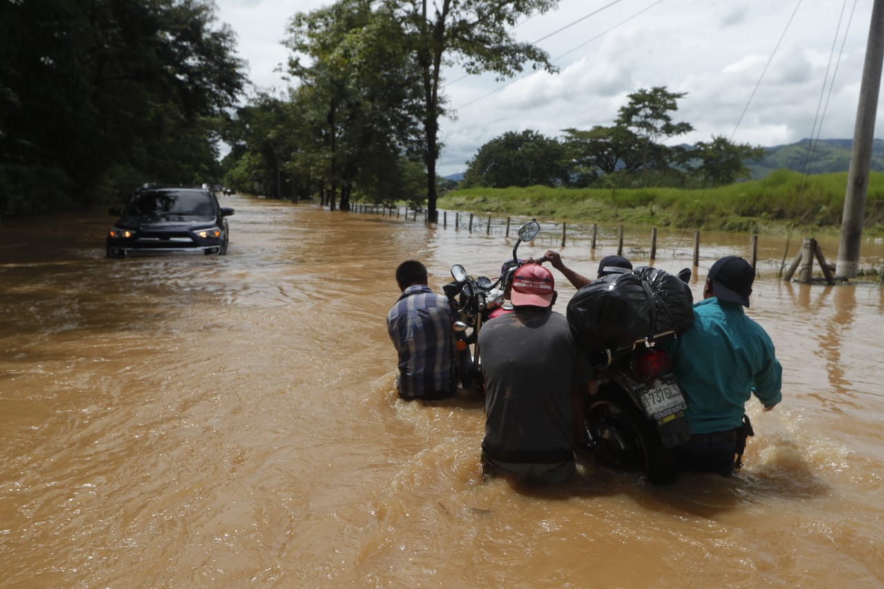 La depresión tropical Julia deja destrucción y muerte en varios departamentos. (Foto Prensa Libre: Esbin García)