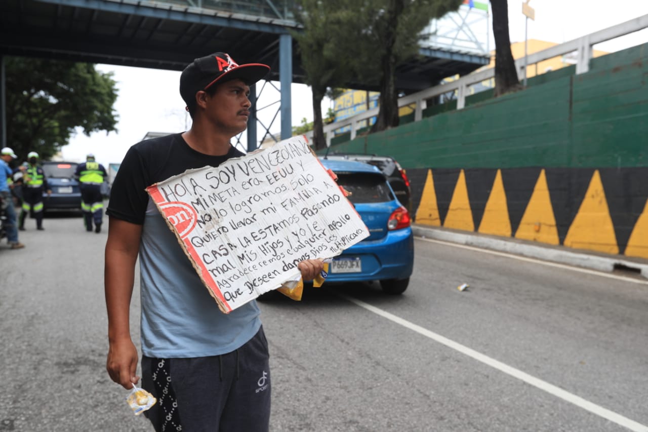 Migrantes venezolanos se quedaron varados en la Ciudad de Guatemala a la espera de la caridad de los guatemaltecos, pues ahora esperan regresar a su país. (Foto Prensa Libre: María José Bonilla)