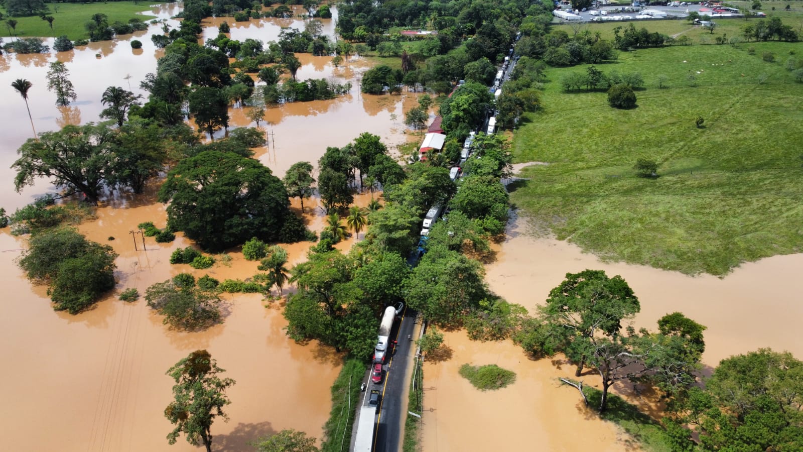 Vista aérea de la inundación que provocaron lluvias asociadas a depresión tropical Julia en el kilómetro 240 de la ruta CA-9 Norte, en Morales, Izabal entre el 9 y 10 de octubre. (Foto Prensa Libre: María Renné Barrientos).