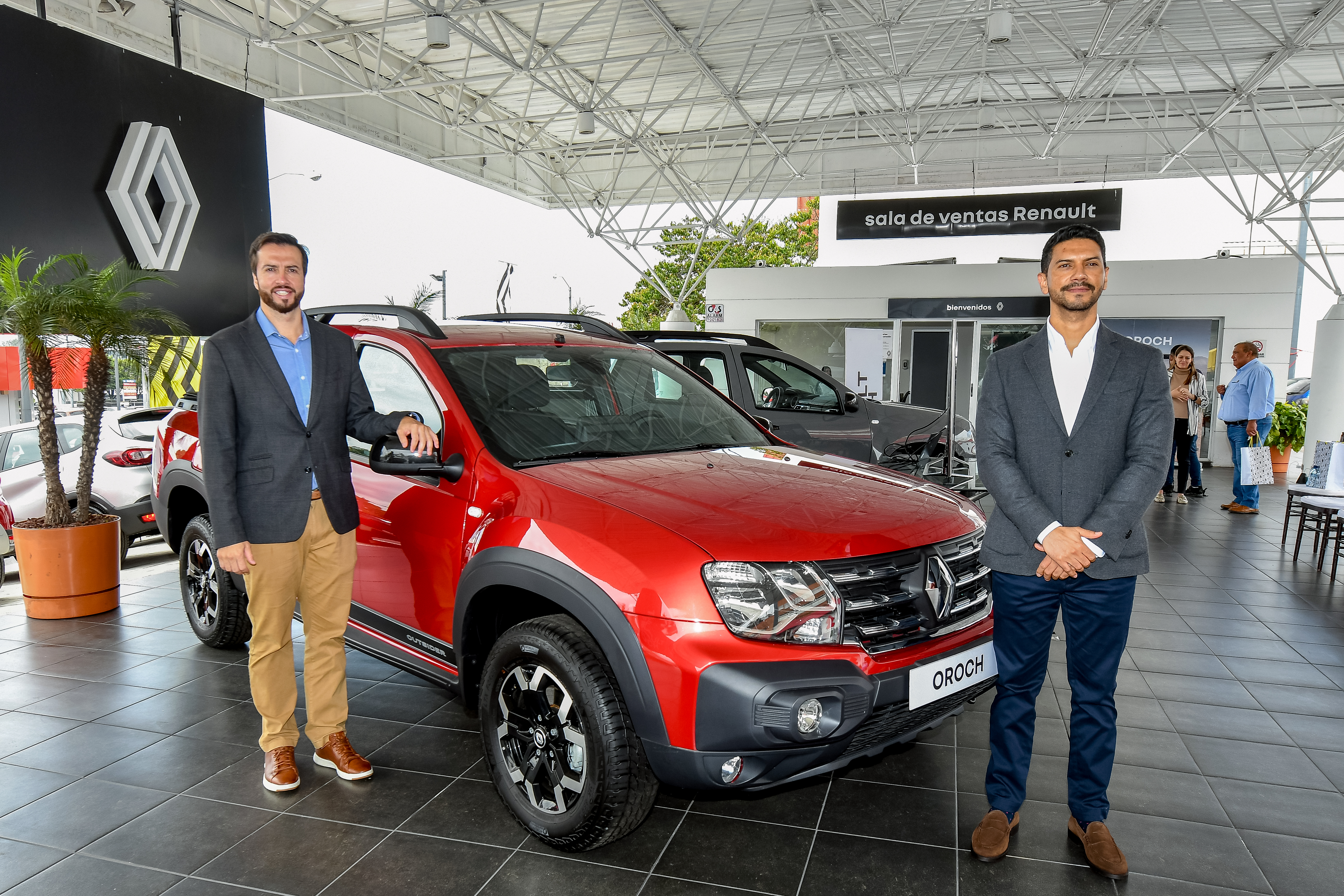 Andre Dueñas, gerente general; y Luis Fernando De León, gerente de ventas Renault Guatemala. Foto Prensa Libre: Sergio Muñoz