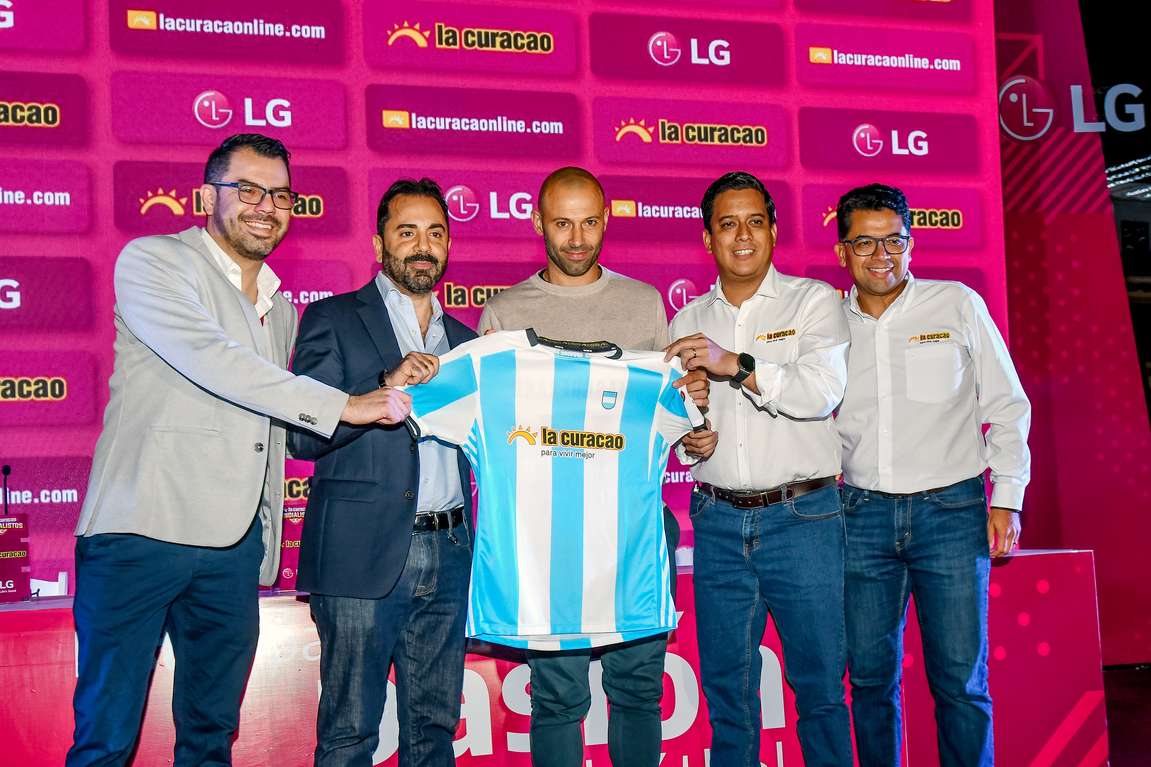 El jugador argentino Javier Mascherano fue presentado como el fichaje estrella de La Curacao y LG. Foto Prensa Libre: Sergio Muñoz