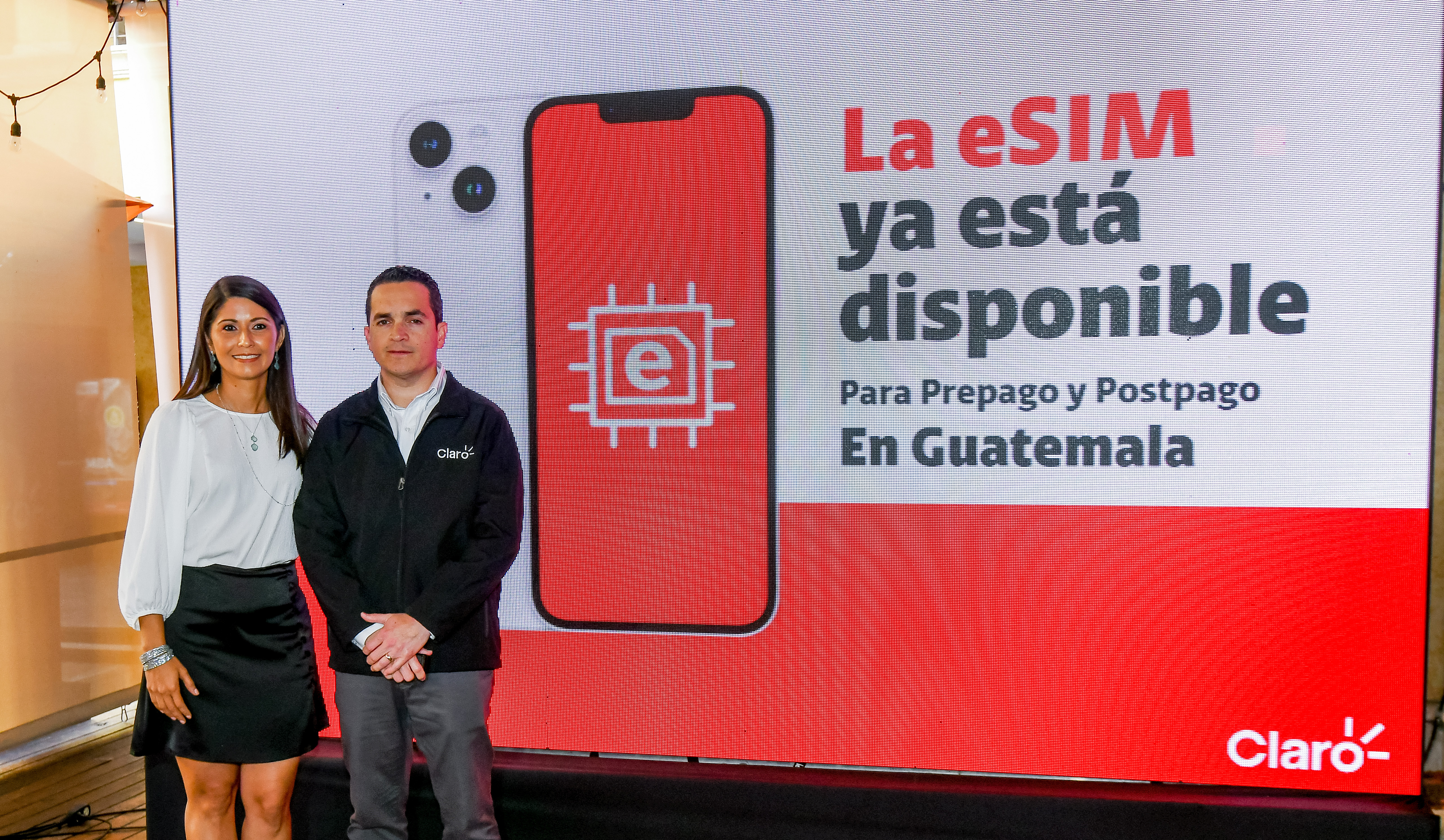 Rocío García del equipo regional de servicio de valor agregado; y Willy Andreatta, gerente de mercadeo de Claro. Foto Prensa Libre: Sergio Muñoz
