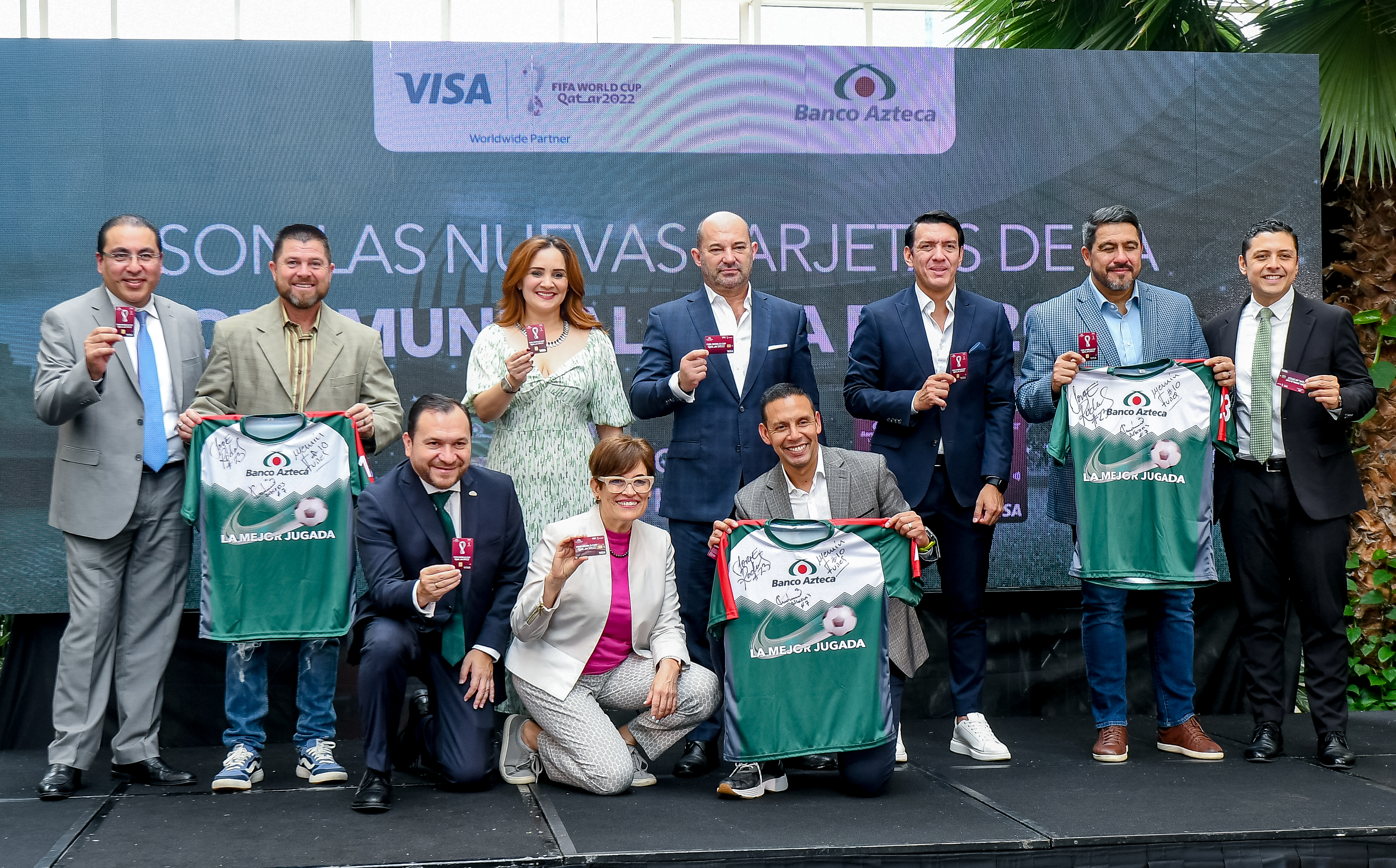 Con las nuevas tarjetas Banco Azteca está en la jugada
