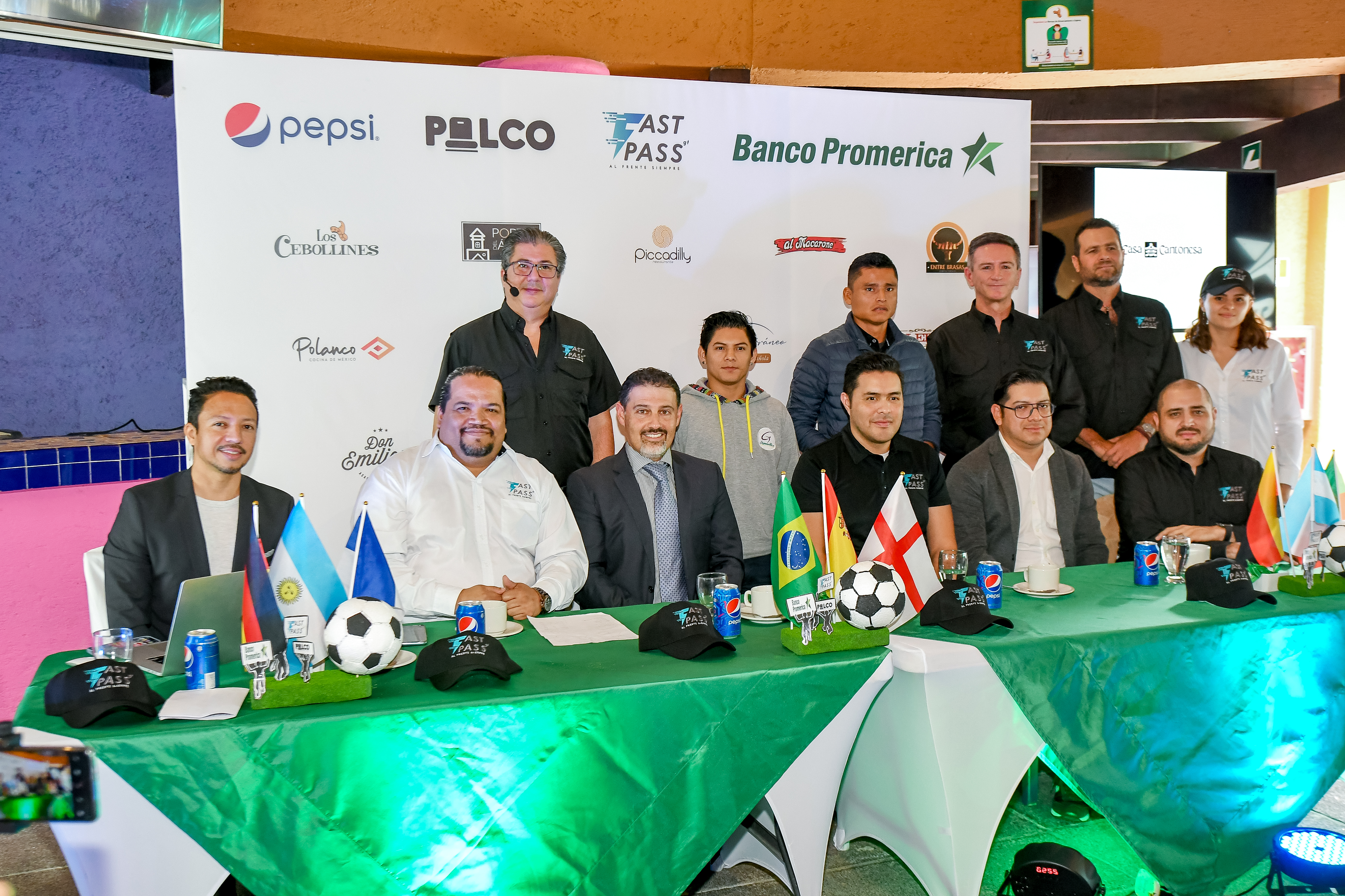 Para el lanzamiento de la plataforma estuvieron presentes patrocinadores y como invitados especiales atletas de alto rendimiento. Foto Prensa Libre: Sergio Muñoz