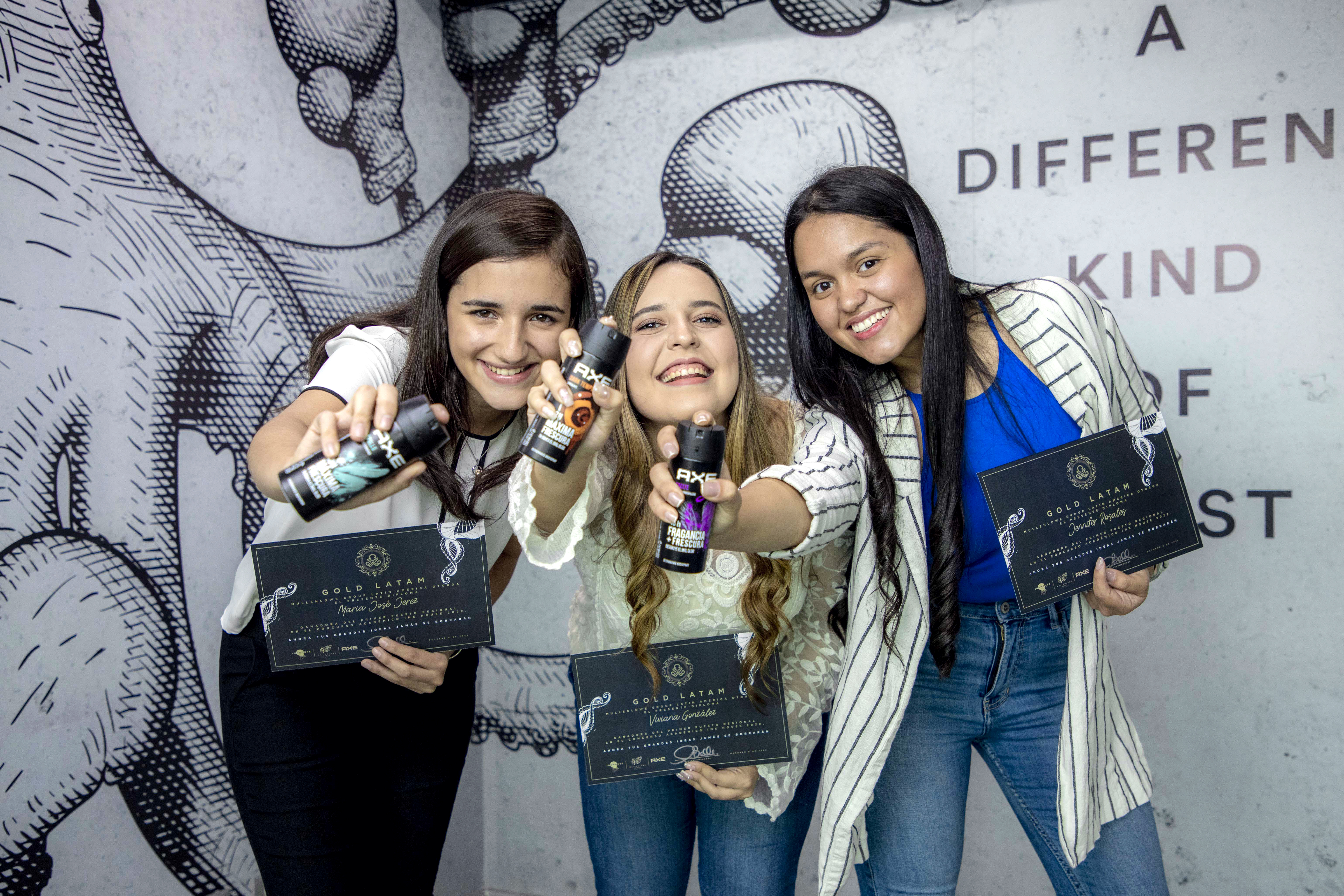 Las ganadoras a nivel latinoamericano, María José Pérez, Viviana González y Jennifer Rosales, de la Universidad de Istmo. Foto Prensa Libre: Cortesía