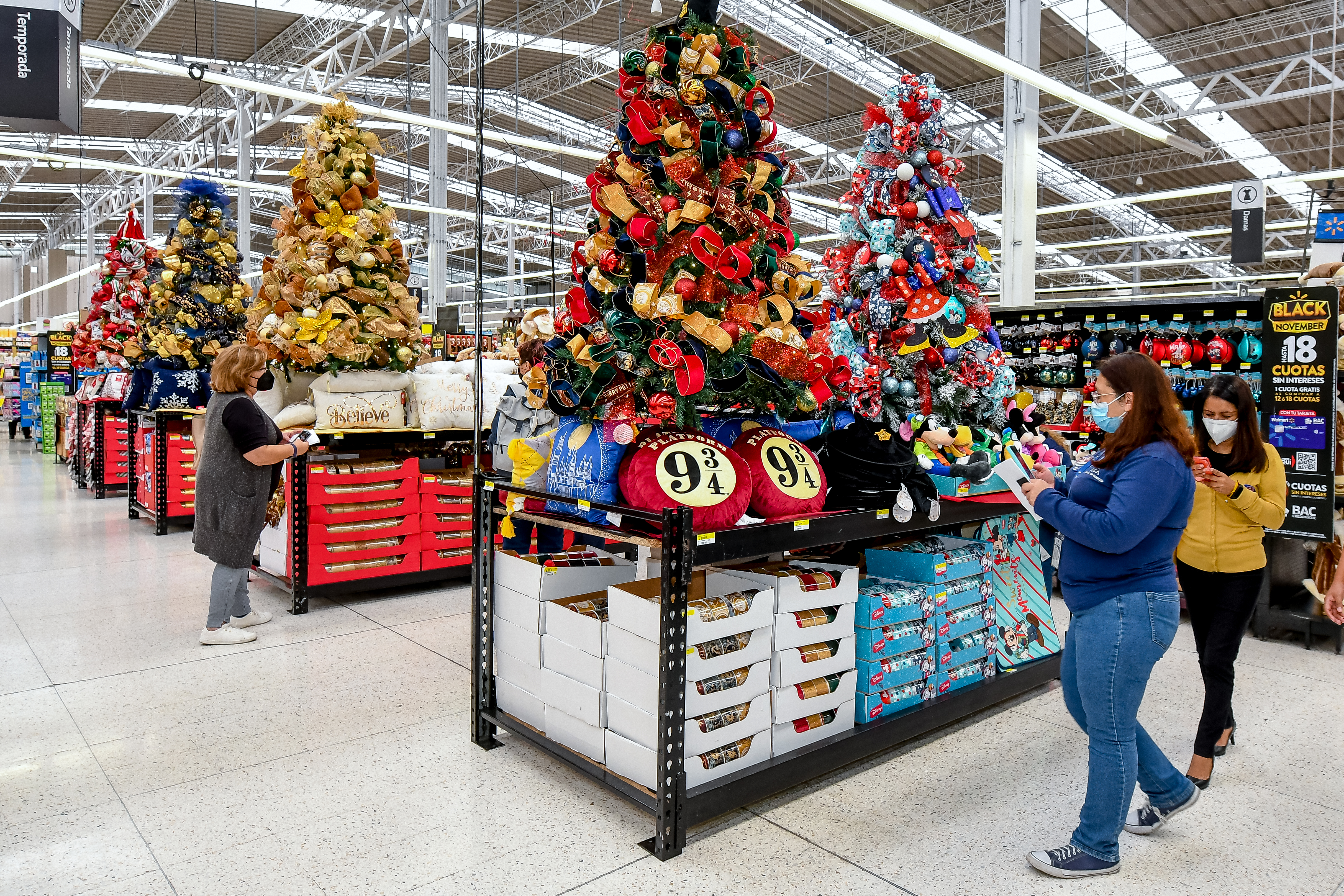 La navidad también se adelantó en Walmart, gracias a la extensión del Black November. Foto Prensa Libre: Sergio Muñoz