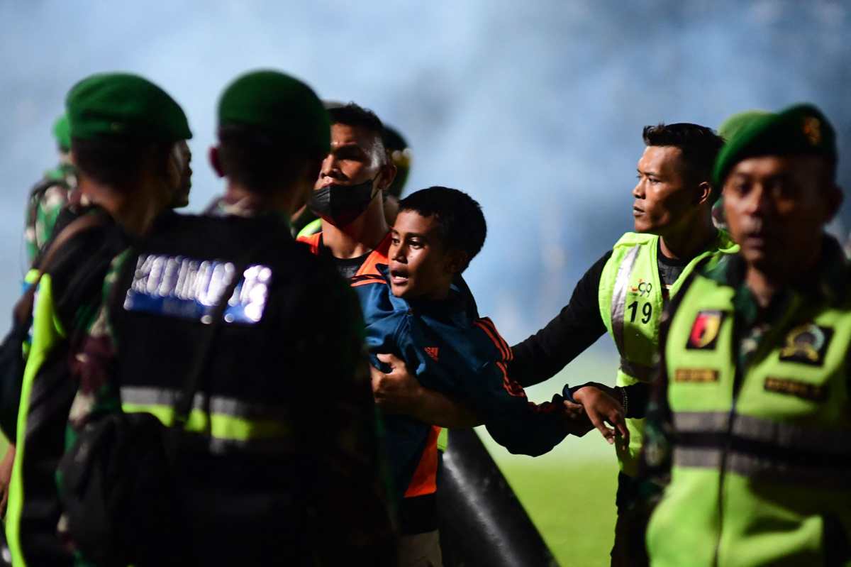 “Hubo aficionados que murieron en brazos de jugadores”: entrenador del Arema lamenta la tragedia en Indonesia