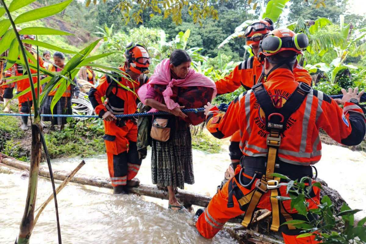 Miles de damnificados dejó la tormenta tropical Julia a su paso por Guatemala, el Gobierno ha pedido ayuda a la comunidad internacional. (Foto Prensa Libre: EFE)